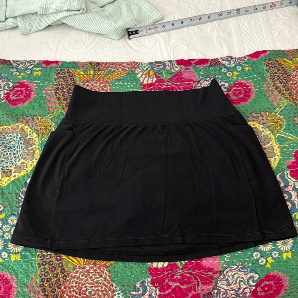 Athleta salutation stash skirt 14.5” Black Medium